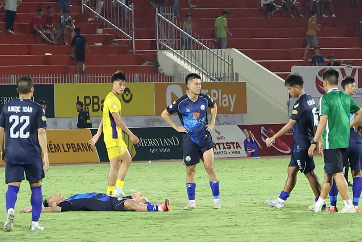 Thất bại 2-4 trước CLB Hà Nội, Bình Định chính thức chia tay V-League  - Ảnh 1.