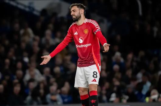 Bruno Fernandes trong mau ao MU.