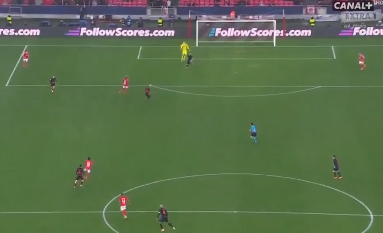 Thủ môn Benfica mắc sai lầm khó tin trước Barca 2