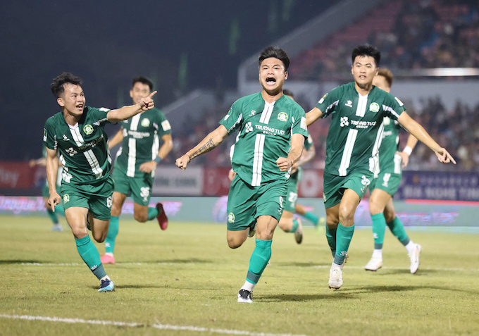 Niềm vui của Hữu Khôi khi có bàn gỡ hoà cho Bình Phước. Ảnh: Khoa Sơn
