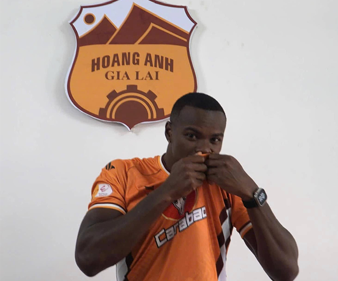 Tiền đạo Brandao