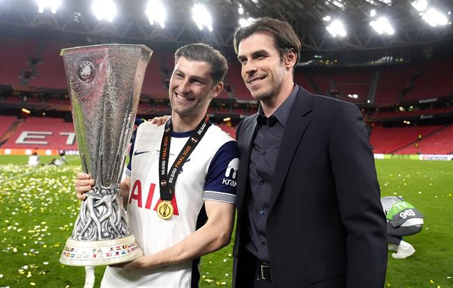 Gareth Bale ben canh danh hieu Europa League cua Tottenham