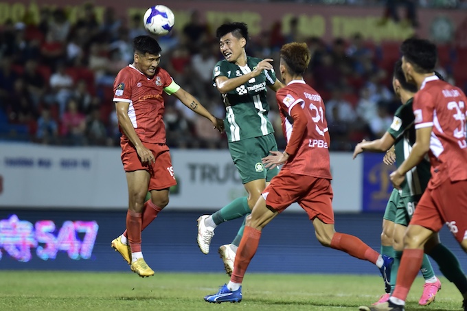 Bình Phước (áo xanh) đã thi đấu rất chật vật trước Đồng Nai. Ảnh: CTV