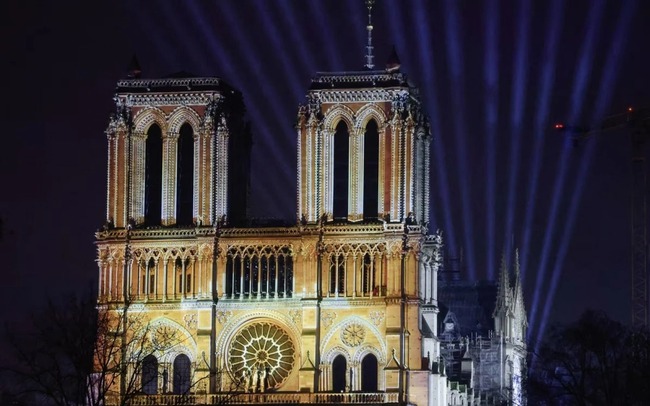 Nhà thờ Đức Bà Paris mở cửa sau hỏa hoạn: Và chuông Bourdon lại được ngân vang - Ảnh 1.