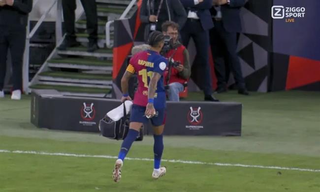 Raphinha ngăn Kylian Mbappe được chăm sóc y tế trong trận 1