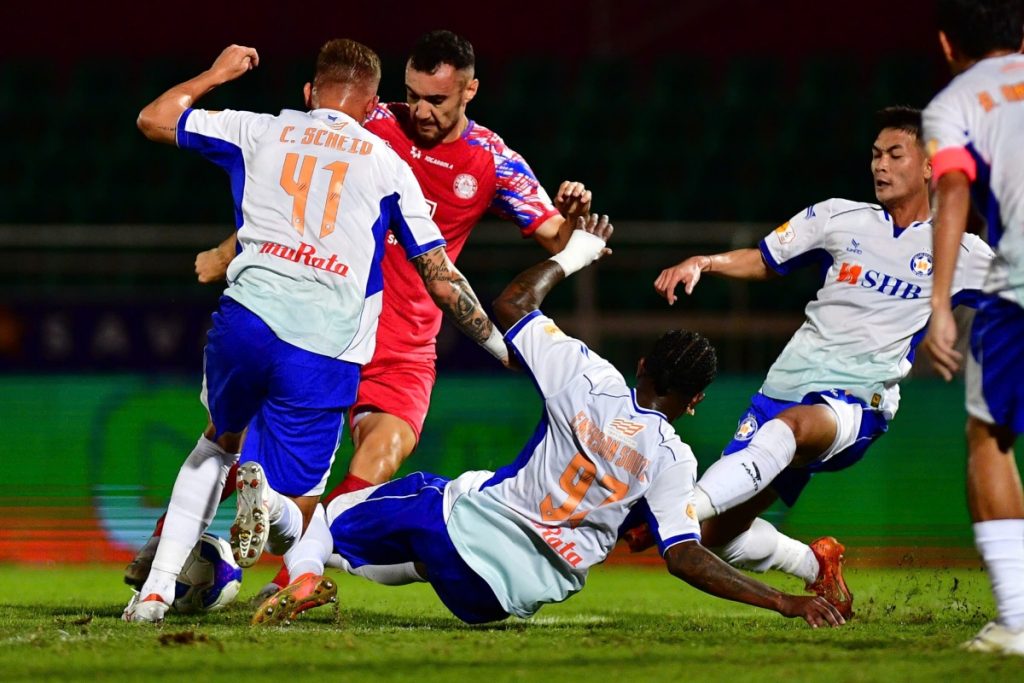 Cang thang dien ra trong tran dau giua TP HCM vs da Nang