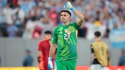 Argentina giành chiến thắng, thủ môn Emiliano Martinez ăn mừng khiến fan Chile tức giận