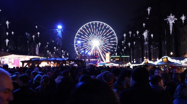 Chợ Giáng sinh Brussels: Không chỉ là lễ hội, còn là "mỏ vàng" du lịch - Ảnh 1.