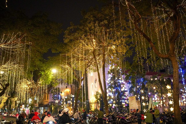 Không khí đón Noel sớm trên những con phố của Hà Nội - Ảnh 10.