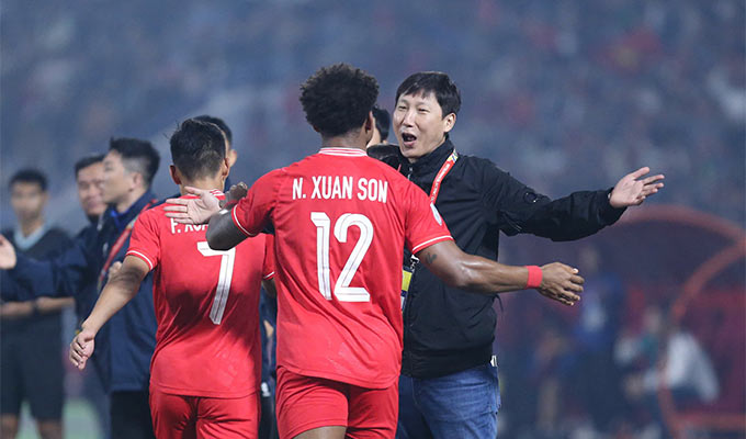 Thầy Kim dành lời khen đặc biệt cho Nguyễn Xuân Son - Ảnh: Đức Cường